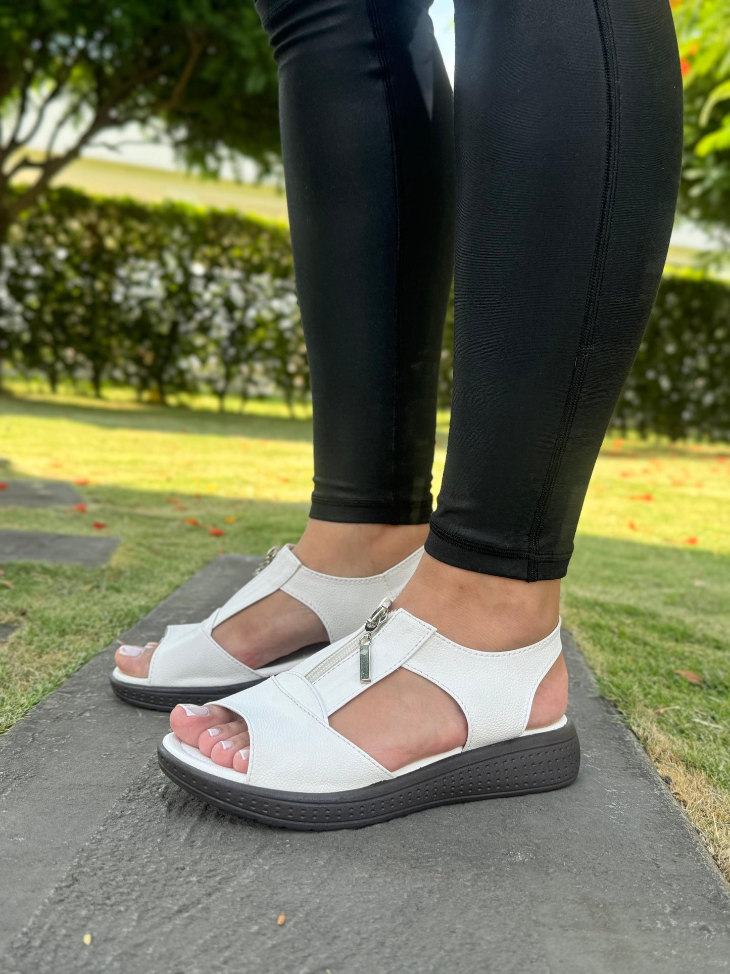 👣 VitaStep 👣 Sandalia ortopédica ergonómica y antideslizante 🧠 Plantilla con memoria 🦶 Alivio para juanetes y fascitis plantar ✅ Soporte anatómico 💃 Estilo moderno 🏠 Ideal para uso diario 🚶‍♀️ Seguridad y confort en cada paso